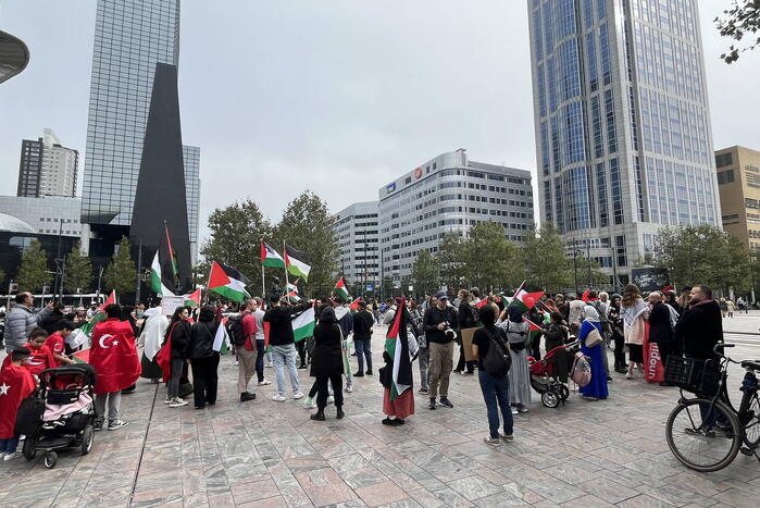 Revolutionaire Eenheid demonstreert bij centraal station