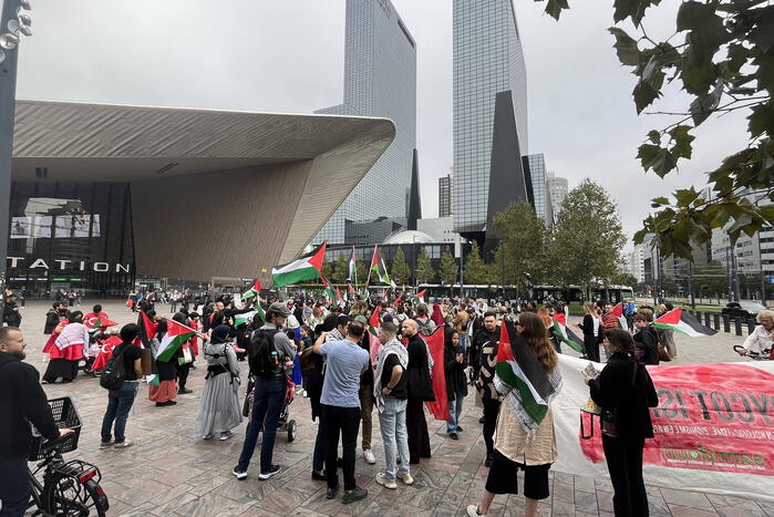 Revolutionaire Eenheid demonstreert bij centraal station