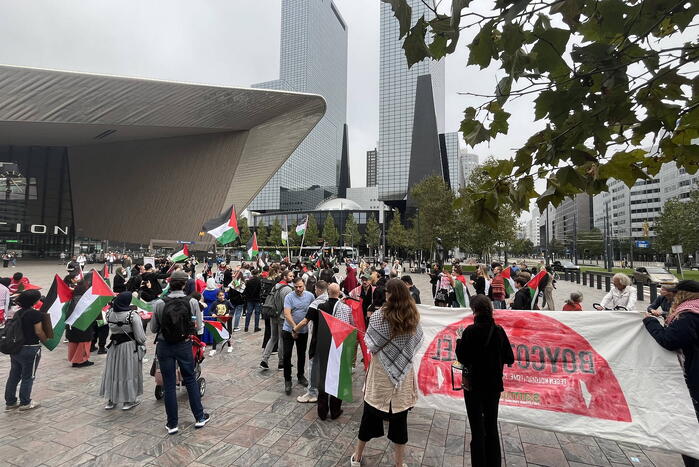 Revolutionaire Eenheid demonstreert bij centraal station