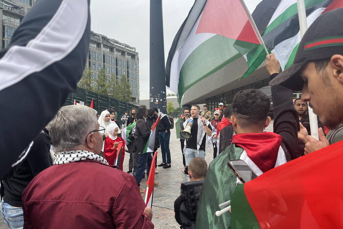 Revolutionaire Eenheid demonstreert bij centraal station