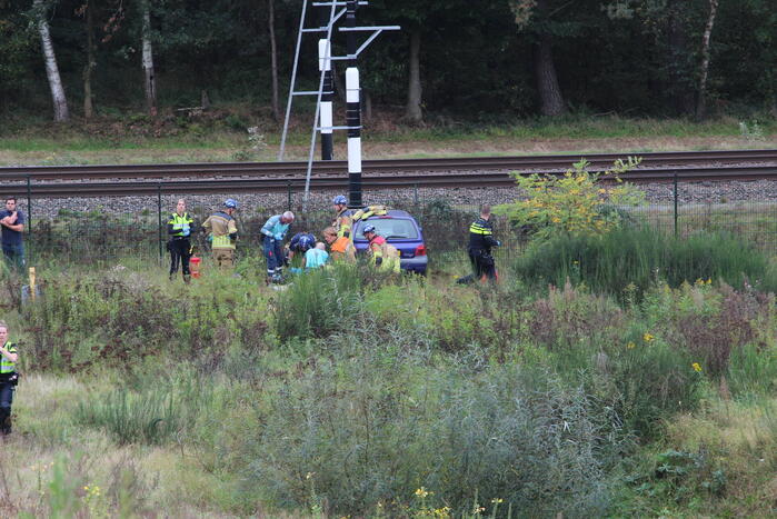 Auto rijdt van talud en belandt tegen hekwerk