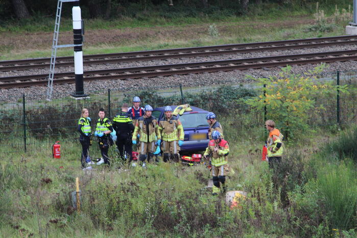 Auto rijdt van talud en belandt tegen hekwerk