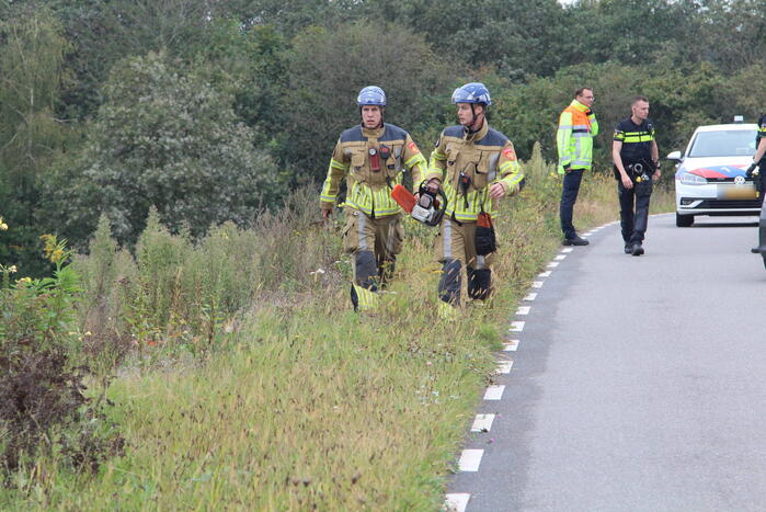 Auto rijdt van talud en belandt tegen hekwerk