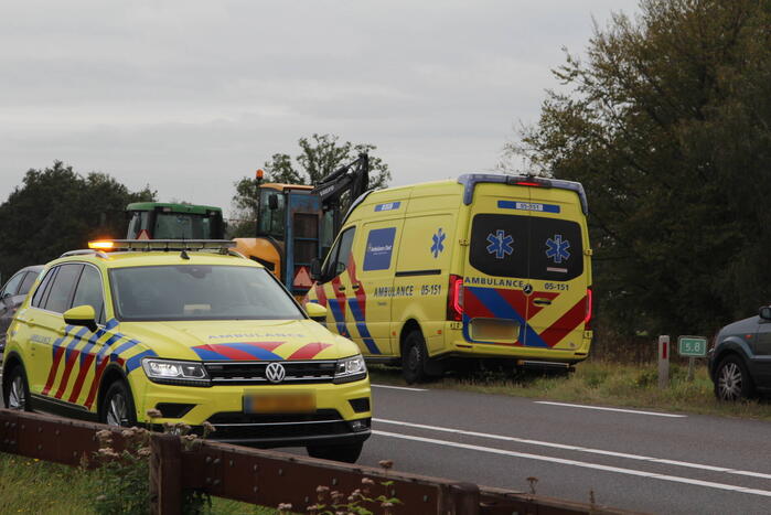 Auto rijdt van talud en belandt tegen hekwerk