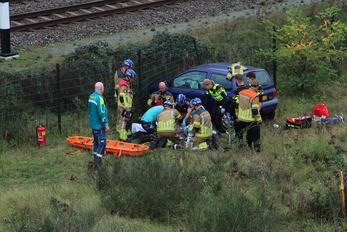 Auto rijdt van talud en belandt tegen hekwerk