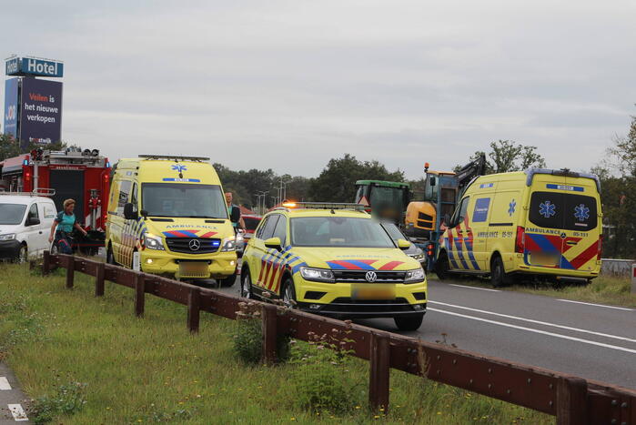 Auto rijdt van talud en belandt tegen hekwerk
