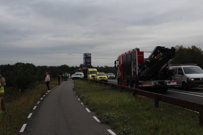 Auto rijdt van talud en belandt tegen hekwerk