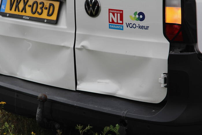 Auto rijdt van talud en belandt tegen hekwerk