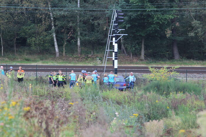 Auto rijdt van talud en belandt tegen hekwerk
