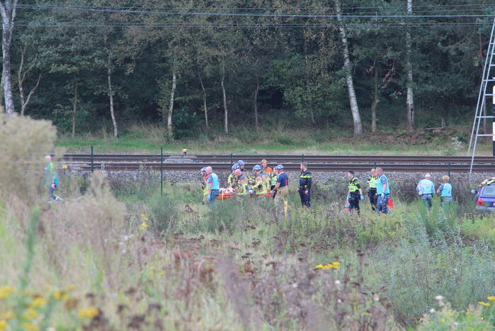 Auto rijdt van talud en belandt tegen hekwerk