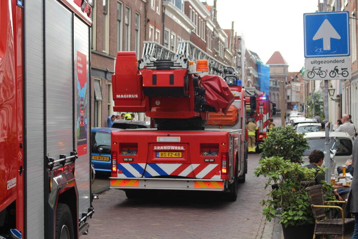 Dakbrand door wegbranden wespennest