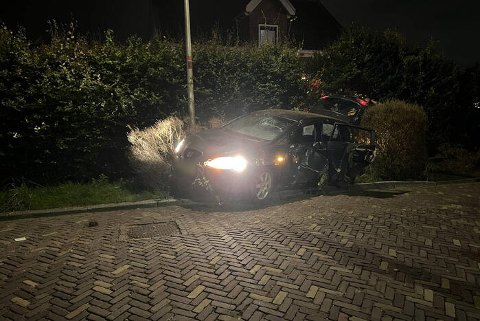 Auto belandt in struiken na mislukte inhaalactie