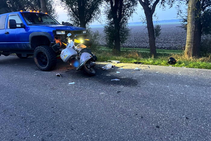 Automobilist rijdt scooterrijder frontaal aan