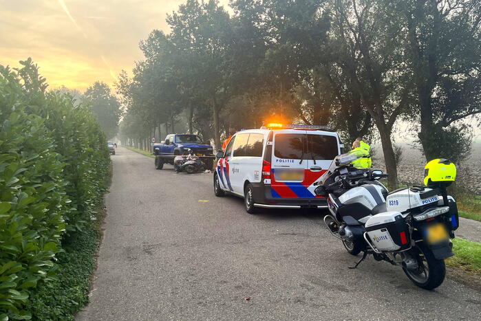 Automobilist rijdt scooterrijder frontaal aan