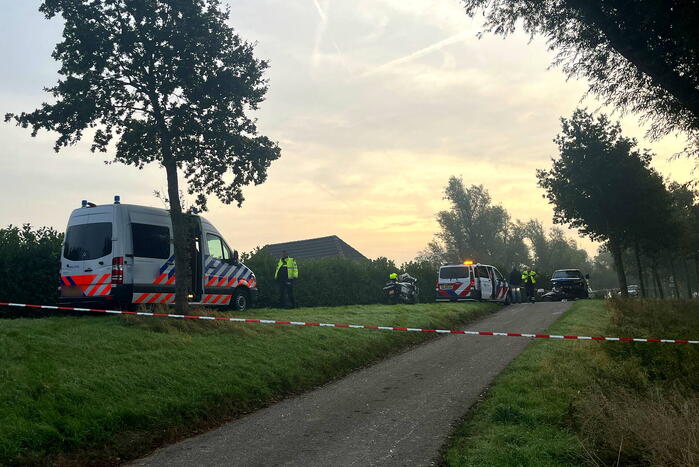 Automobilist rijdt scooterrijder frontaal aan