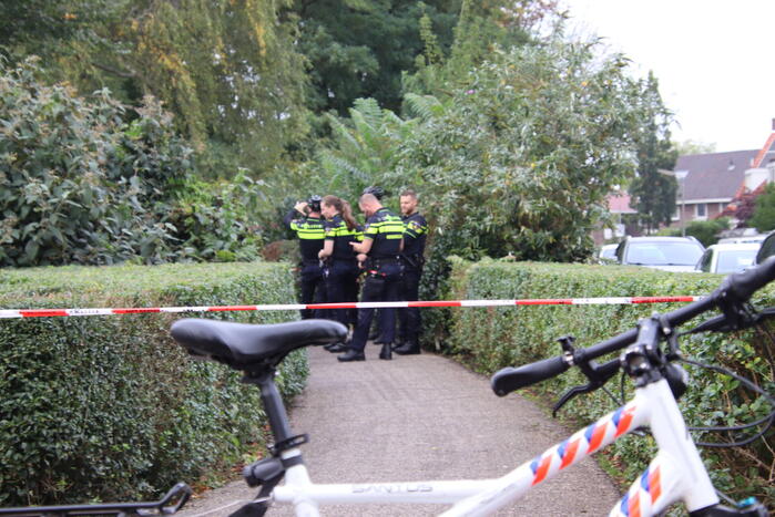 Politie treft vuurwapen in park aan