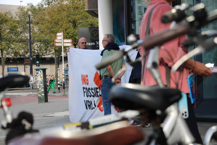 Extinction Rebellion demonstreert bij ING-kantoor