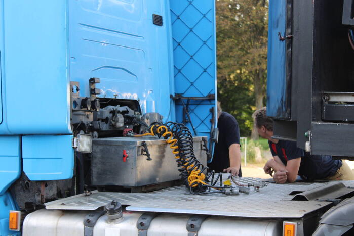 Startmotor van vrachtwagen vliegt in brand