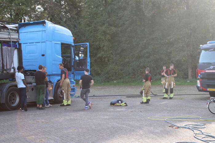 Startmotor van vrachtwagen vliegt in brand