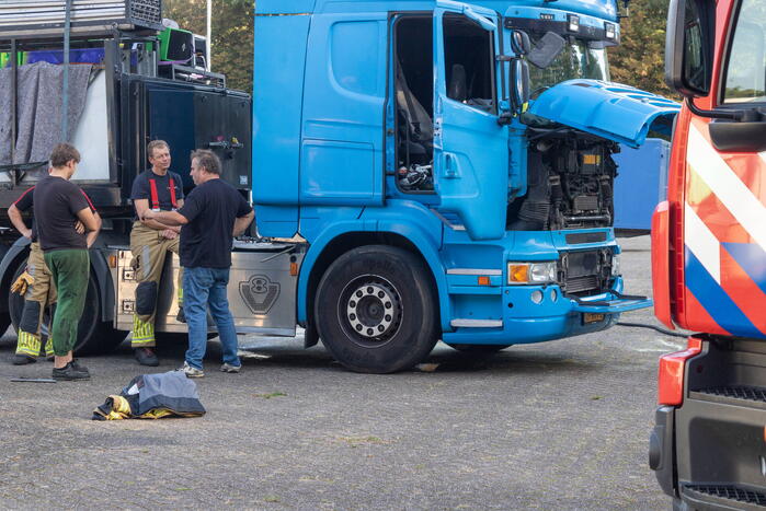 Startmotor van vrachtwagen vliegt in brand
