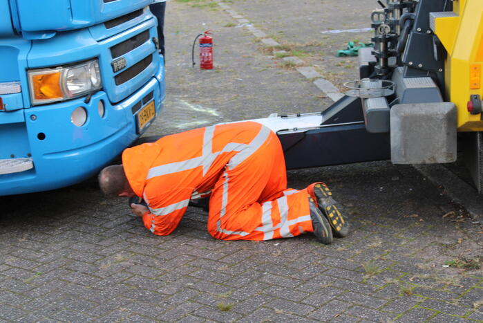 Startmotor van vrachtwagen vliegt in brand