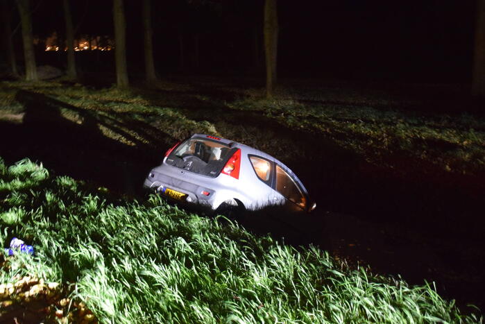 Auto raakt half te water