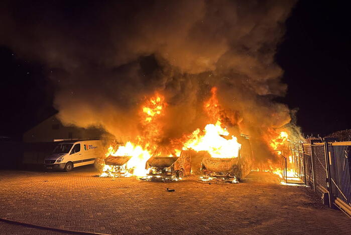 Felle brand verwoest bedrijfswagens