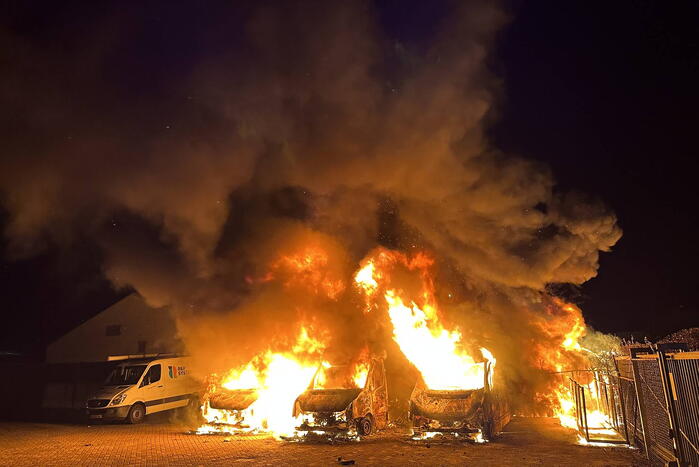 Felle brand verwoest bedrijfswagens