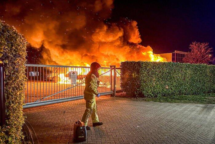 Felle brand verwoest bedrijfswagens
