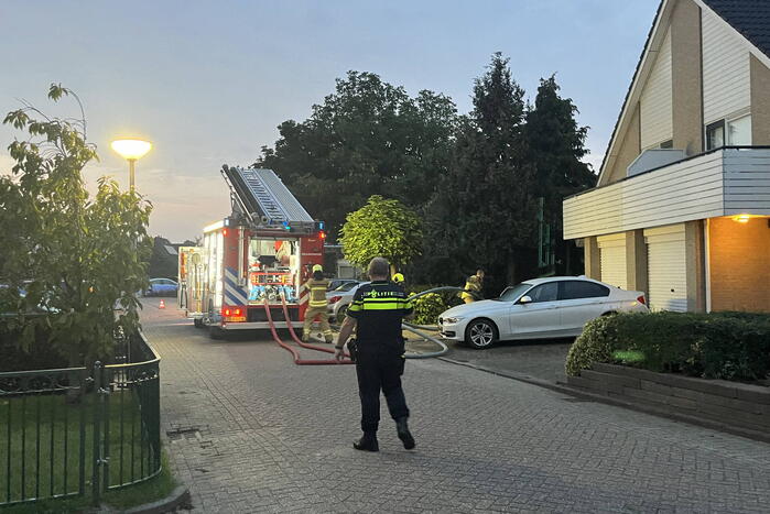 Flinke rookwolken uit woning door brand