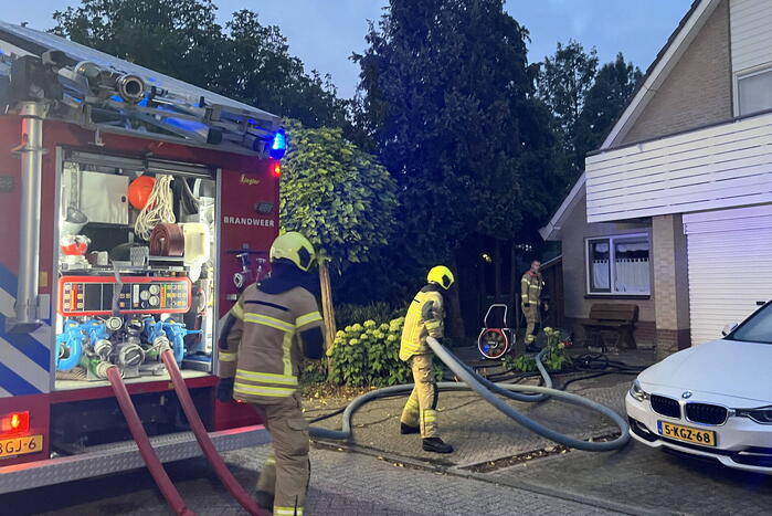 Flinke rookwolken uit woning door brand