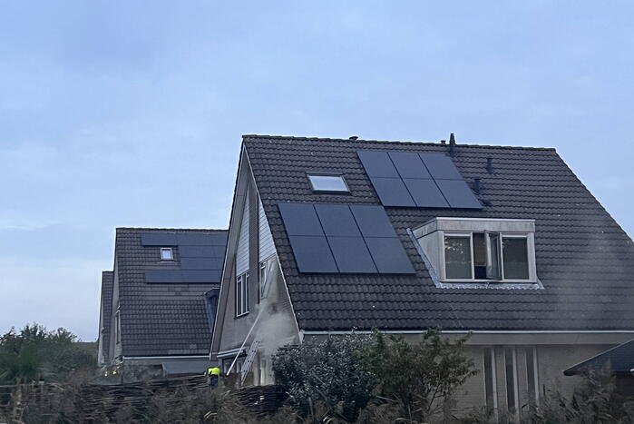 Flinke rookwolken uit woning door brand