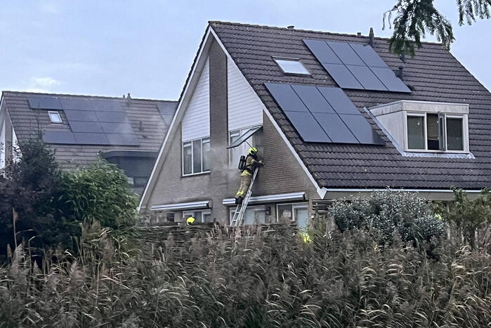 Flinke rookwolken uit woning door brand
