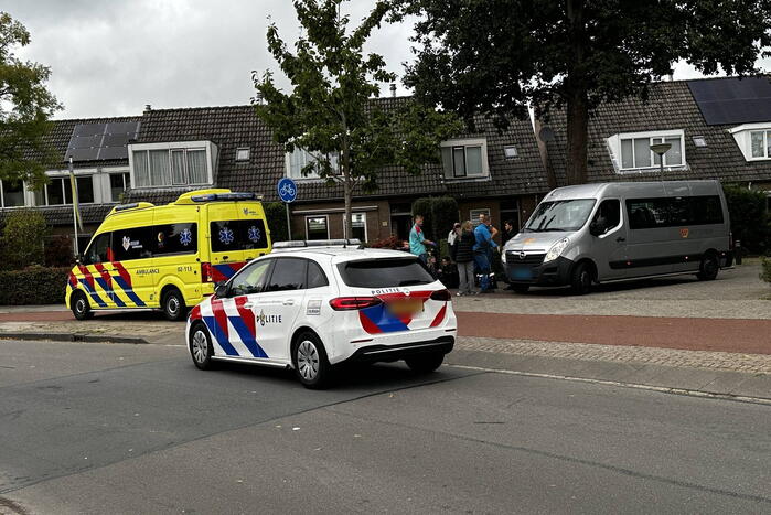 Longboarder gewond bij botsing met bestelbus