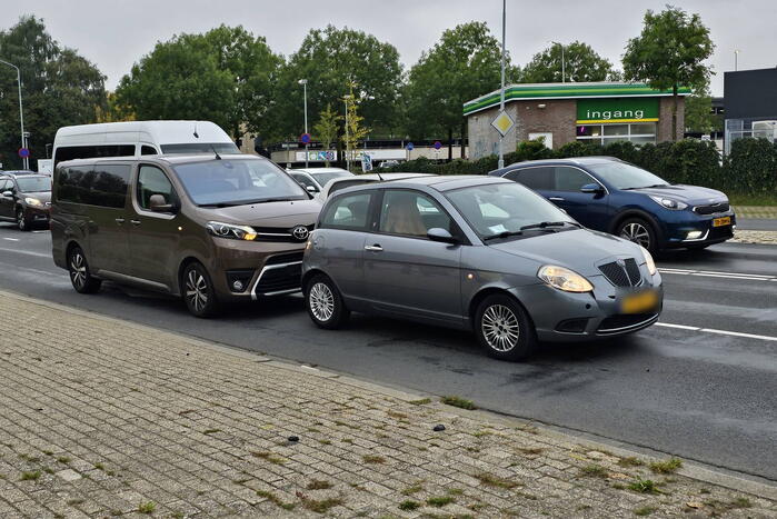 Drie voertuigen betrokken bij botsing voor brandweerkazerne