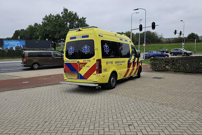 Drie voertuigen betrokken bij botsing voor brandweerkazerne