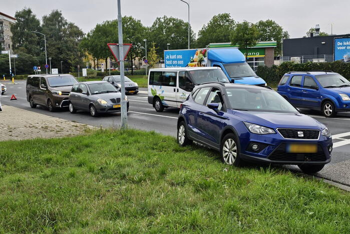 Drie voertuigen betrokken bij botsing voor brandweerkazerne