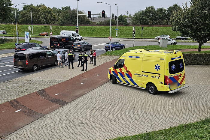 Drie voertuigen betrokken bij botsing voor brandweerkazerne