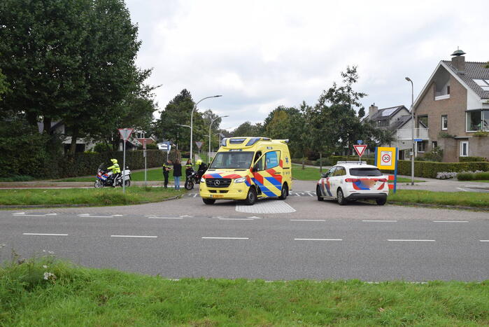 Automobilist en brommerrijder in botsing