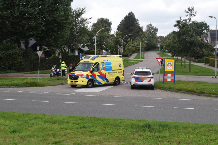 Automobilist en brommerrijder in botsing