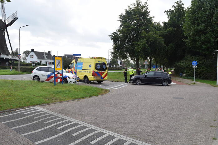 Automobilist en brommerrijder in botsing