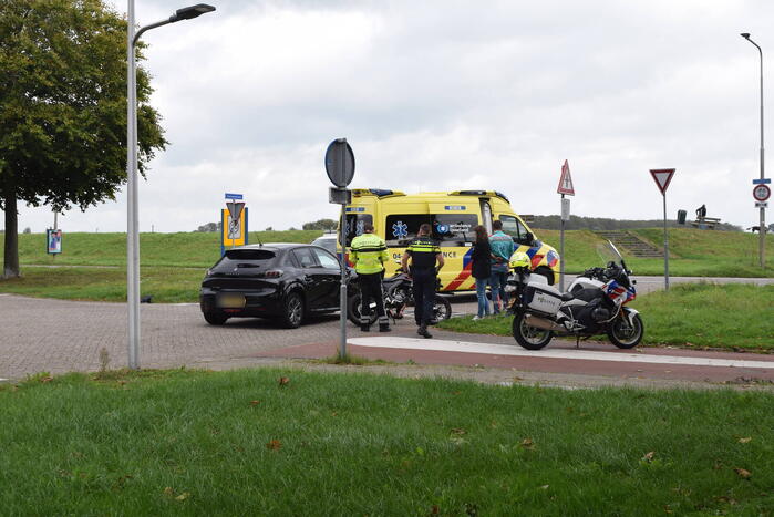 Automobilist en brommerrijder in botsing