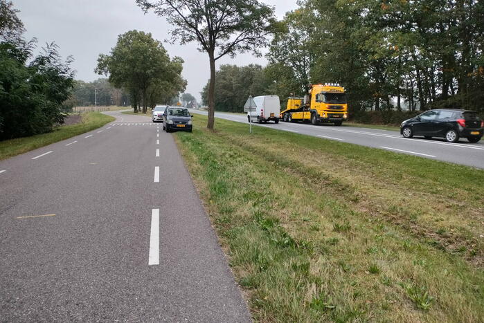 Boom belandt op rijdende auto