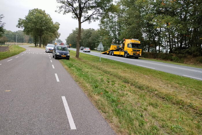 Boom belandt op rijdende auto