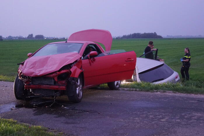 Auto belandt in sloot na frontale botsing op kruising