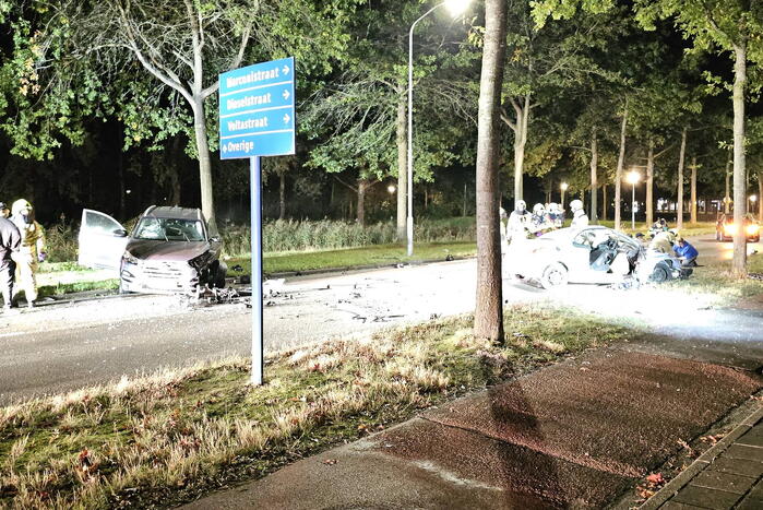 Ravage bij frontale botsing tussen personenauto's