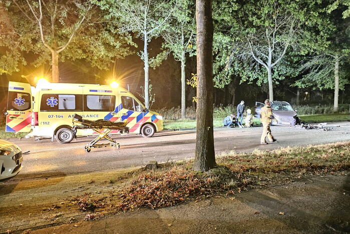 Ravage bij frontale botsing tussen personenauto's