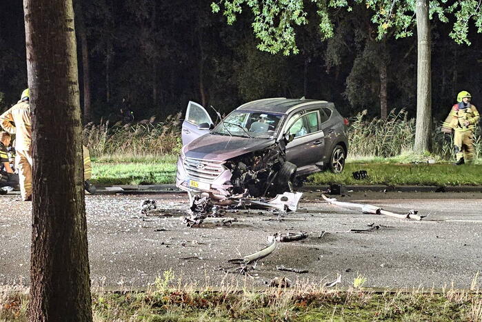 Ravage bij frontale botsing tussen personenauto's