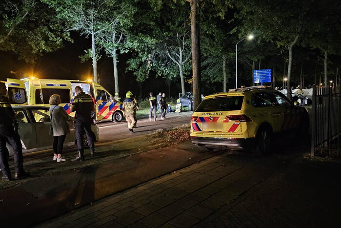 Ravage bij frontale botsing tussen personenauto's