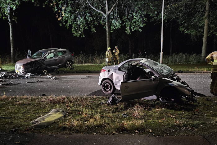 Ravage bij frontale botsing tussen personenauto's